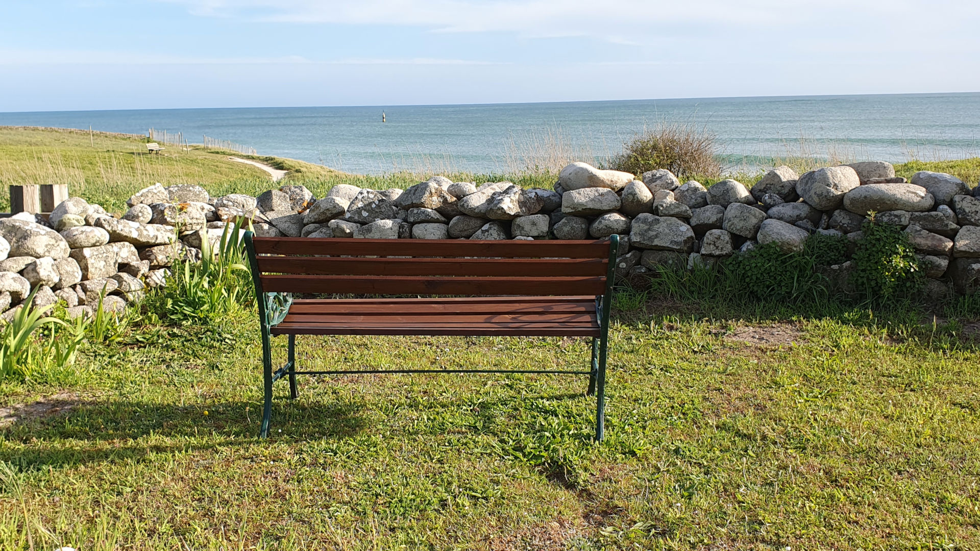Belle vue sur la mer de la cuisine de la maison de vacances Ti Bili au bord de la baie d'Audierne en Bretagne