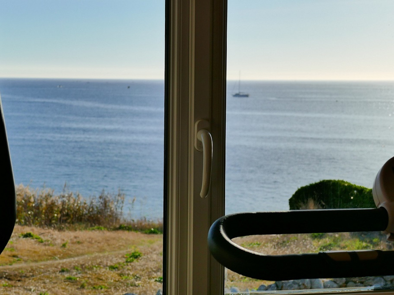 Vue imprenable sur la mer de la salle de sport du gîte Ti Bili dans le sud de la Bretagne