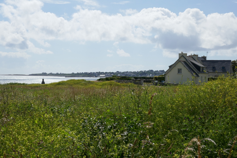 Le gîte vacances Ti Bili situé au calme dans un coin de pleine nature au bord de la mer et de la baie d'Audierne en Bretagne