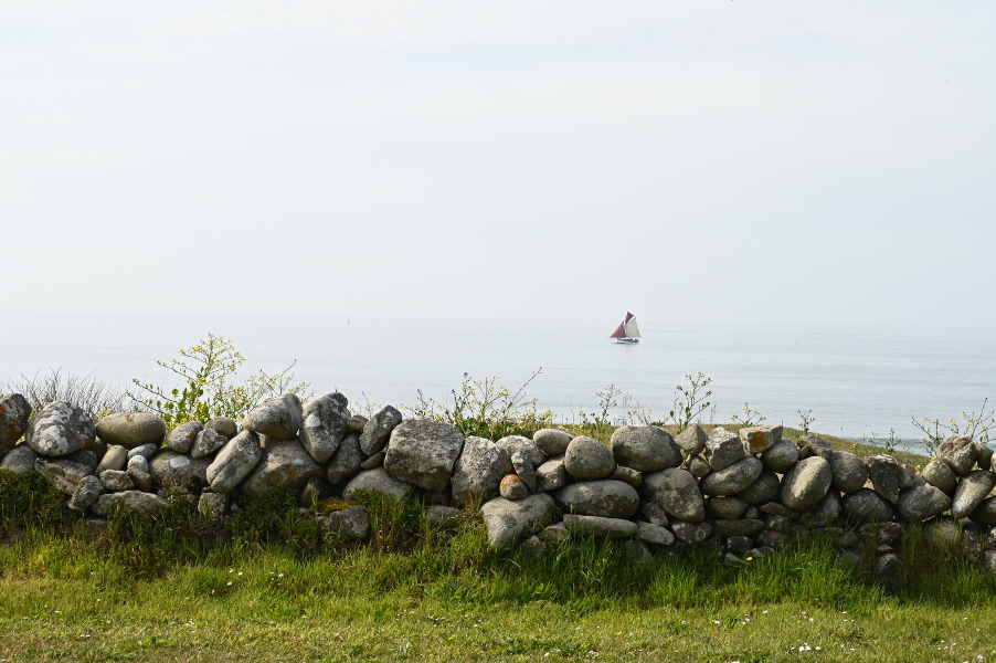 Merveilleuse vue sur l'océan et sur les bateaux du jardin de la maison de vacances Ti Bili sur la côte sud du Finistère