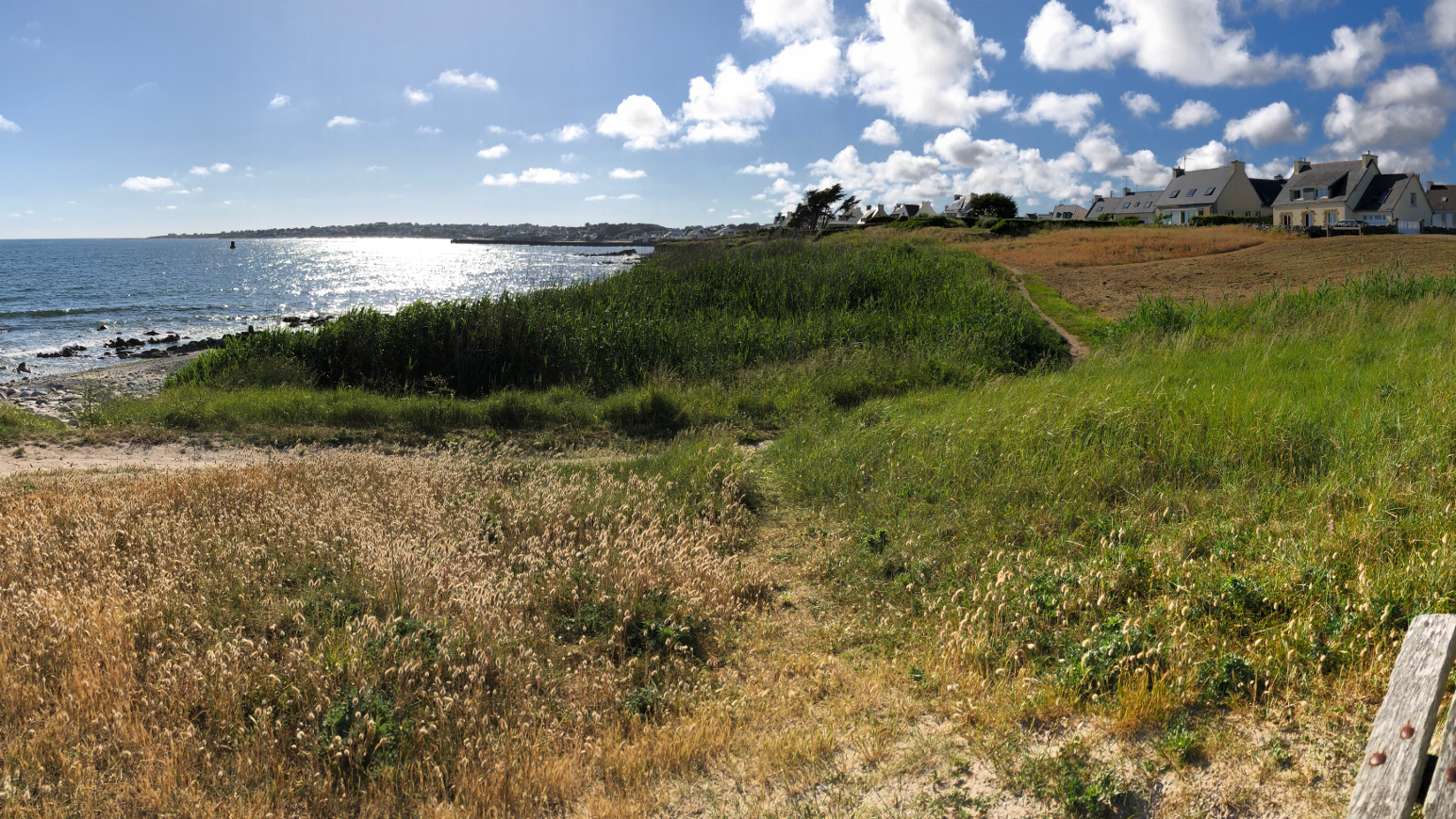 Le gîte Ti Bili idéalement situé au bord de la mer en pleine nature bretonne à Plouhinec vu du sentier de randonnée GR34