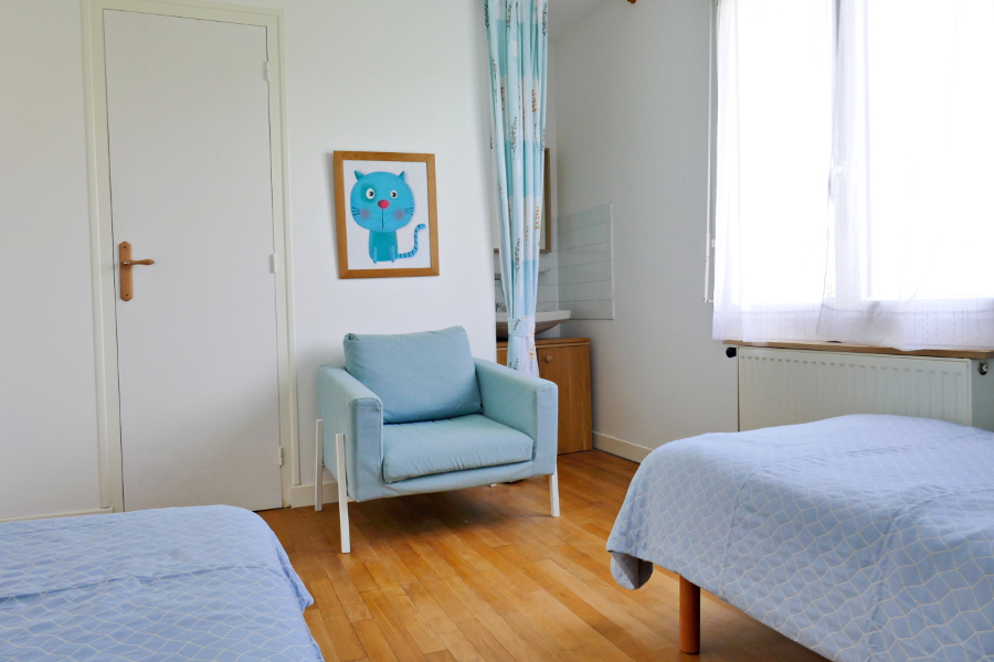 Chambre d'enfants avec lavabo et fauteuils dans la maison de vacances Ti Bili en Bretagne