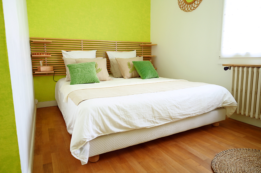Chambre avec grand lit double et parquet en bois au rez-de-chaussée du gîte Ti Bili en Bretagne