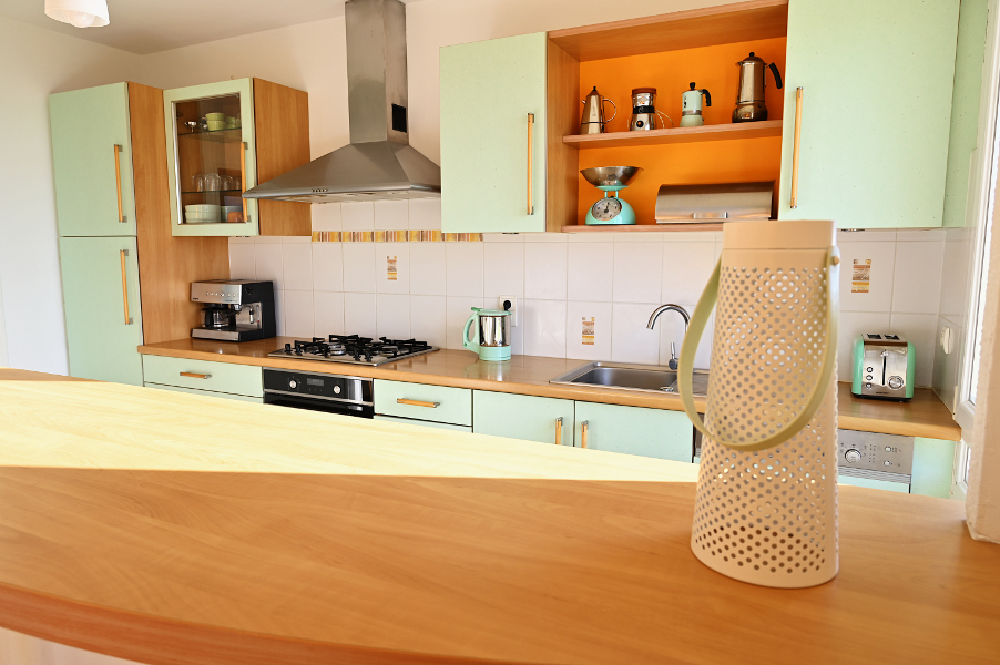 La cuisine moderne entièrement équipée de la maison de vacances Ti Bili à Plouhinec dans le sud du Finistère.