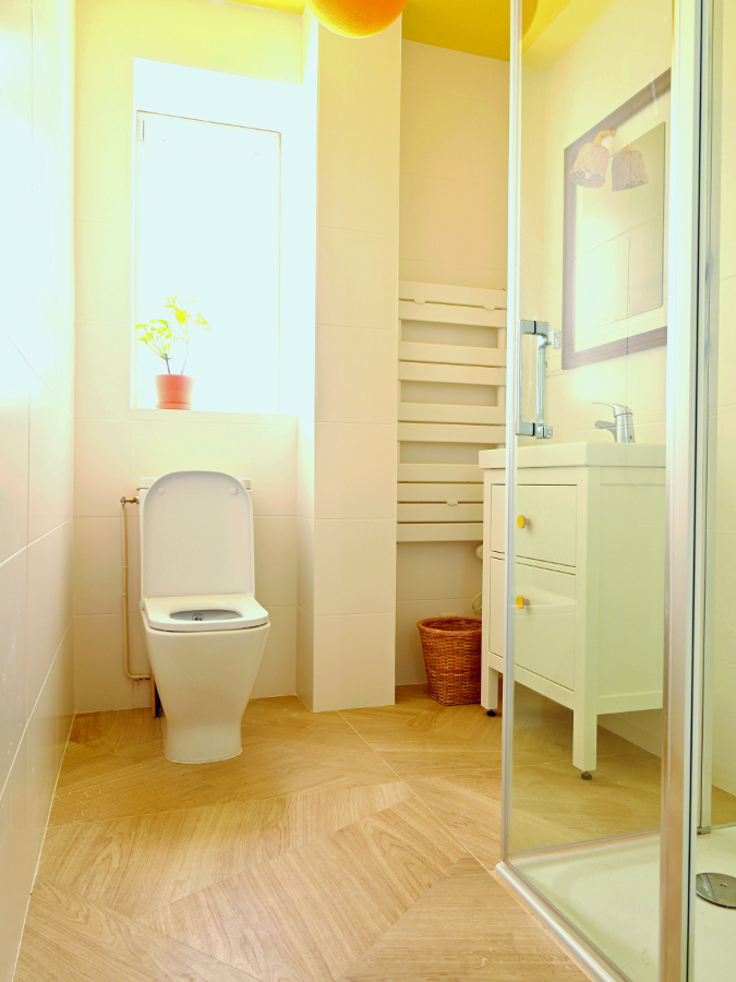 Salle de bain moderne avec douche à l'italienne au rez-de-chaussée du gîte Ti Bili en Bretagne