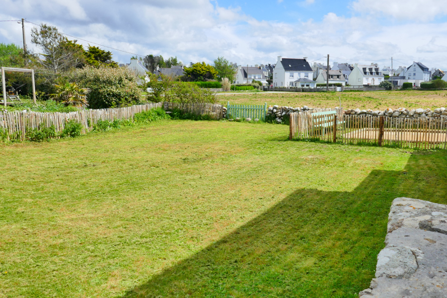 Le jardin clôturé pour les chiens de la maison de vacances Ti Bili à Plouhinec dans le Finistère sud en Bretagne