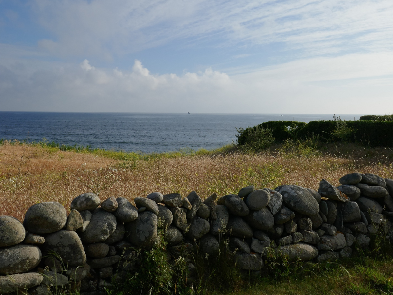Vue du jardin clos sur la mer de la maison de vacances Ti Bili les pieds dans l'eau au bord de la baie d'Audierne en Bretagne