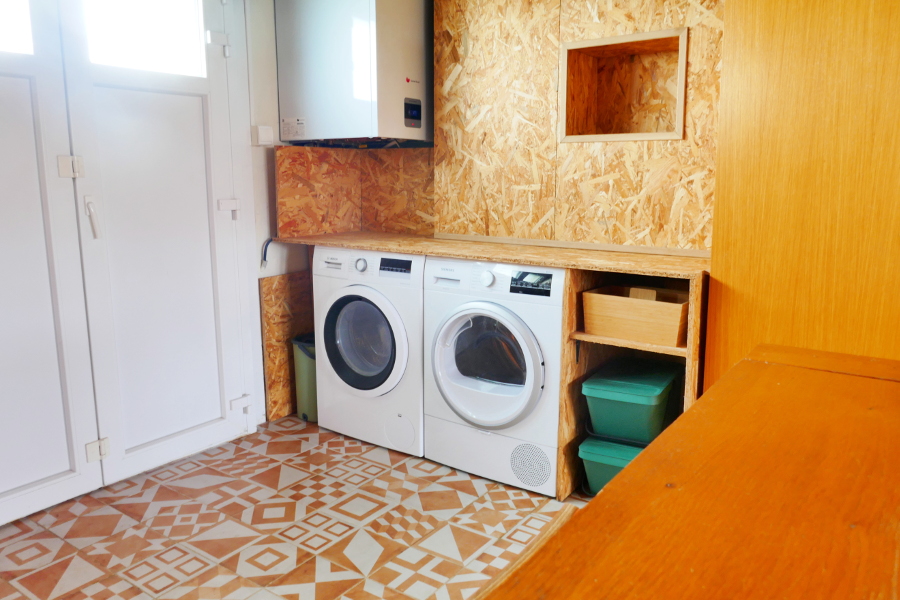 La buanderie avec lave-linge et sèche-linge de la maison de vacances Ti Bili à Plouhinec dans le Finistère sud