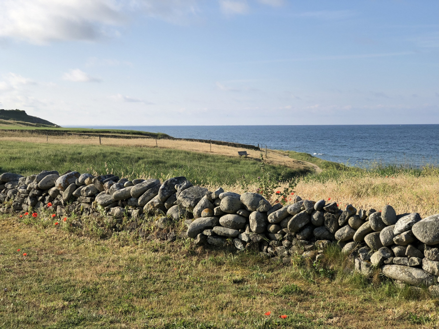 La mer au bout du jardin de la maison de vacances Ti Bili à Plouhinec sur la côte sud du Finistère en Bretagne