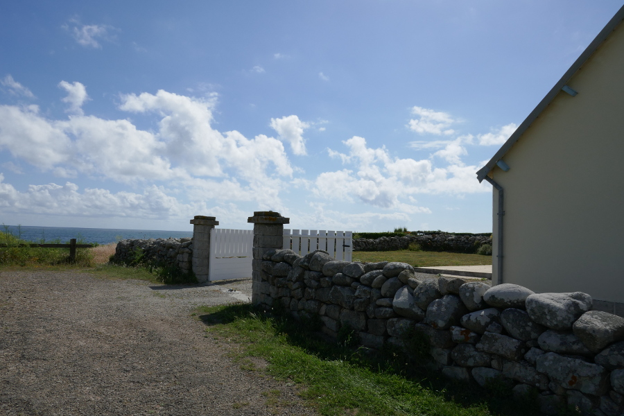 L'accès au jardin et à la place de parking privée du gîte Ti Bili au bord de la mer à Plouhinec dans le sud du Finistère