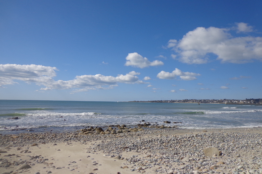 La plage de Lezarouan au pied de la maison de vacances Ti Bili à Plouhinec dans le sud du Finistère en Bretagne
