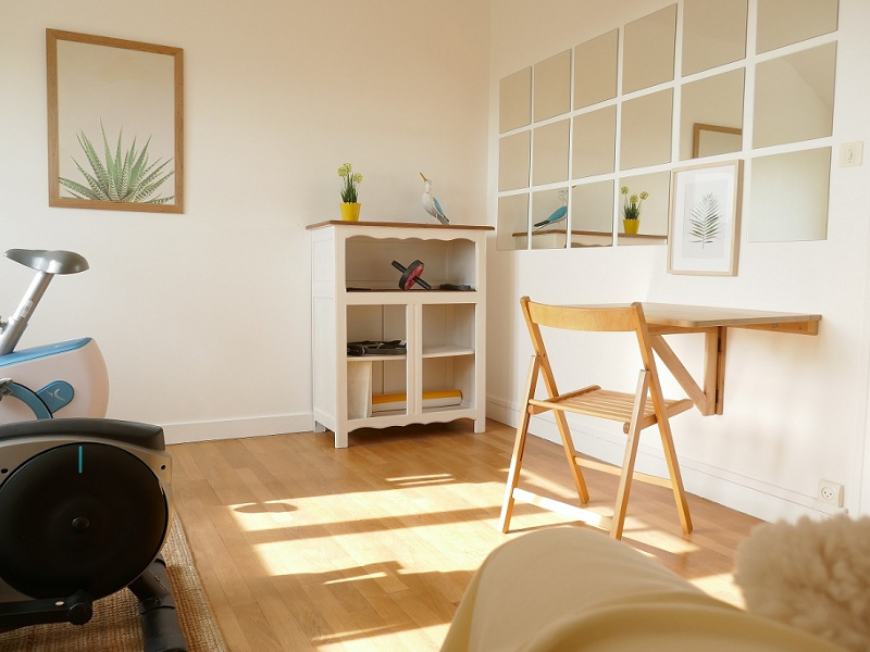La salle de fitness avec parquet en bois de la maison de vacances Ti Bili en Bretagne