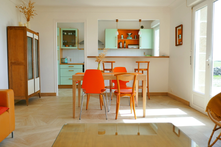 Le grand séjour carrelé pour les chiens avec cuisine ouverte moderne du gîte Ti Bili in Plouhinec dans le sud de la Bretagne