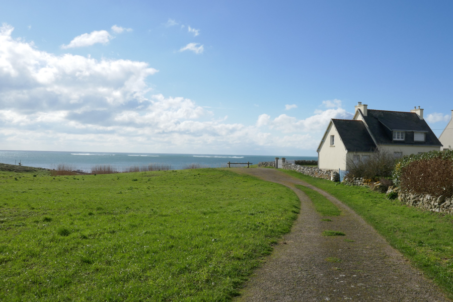 La maison de vacances indépendante Ti Bili au bord de la mer à Plouhinec en Bretagne, sans autre voisin qu'un terrain naturel