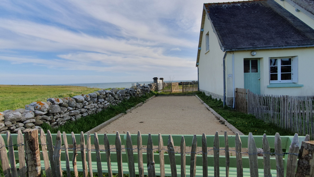 Le terrain de pétanque privé avec vue sur la mer dans le jardin du gîte vacances Ti Bili à Plouhinec en Bretagne