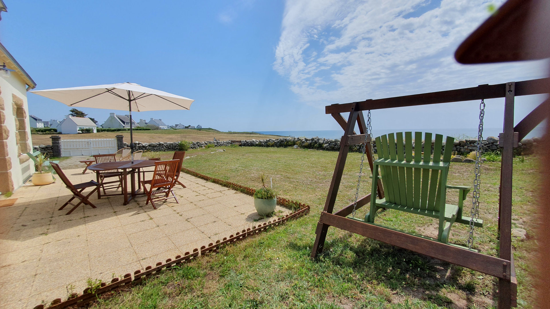 Belle vue sur la mer de la cuisine de la maison de vacances Ti Bili au bord de la baie d'Audierne en Bretagne