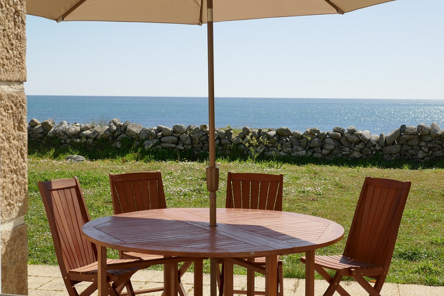 Splendide vue mer sans vis à vis de la terrasse meublée du gîte vacances Ti Bili à Plouhinec en Bretagne