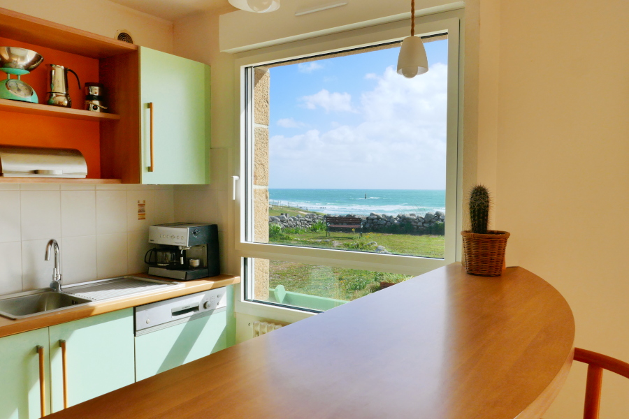 Belle vue sur la mer de la cuisine de la maison de vacances Ti Bili au bord de la baie d'Audierne en Bretagne