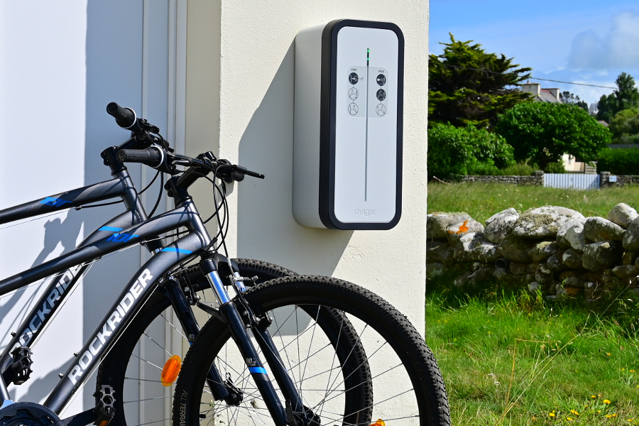 Les vélos et la borne de recharge pour voiture électrique du gîte vacances Ti Bili à Plouhinec dans le sud de la Bretagne