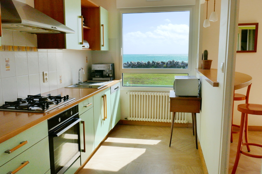 La cuisine moderne et complètement équipée avec vue sur la mer du gîte Ti Bili à Plouhinec en Bretagne