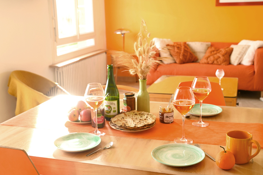 Pause bretonne avec crêpes et cidre par un bel après-midi ensoleillé dans le salon du gîte Ti Bili à Plouhinec