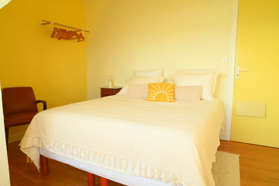 Chambre avec lit double, parquet en bois et penderie dans le gîte Ti Bili dans le Finistère sud