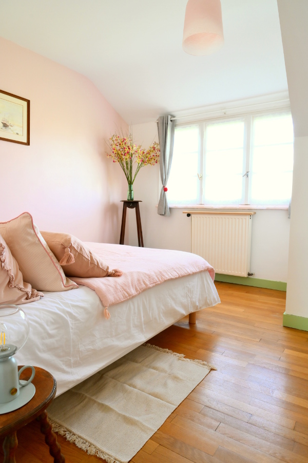 Chambre avec grand lit Kingsize dans la maison de vacances Ti Bili à Plouhinec en Bretagne