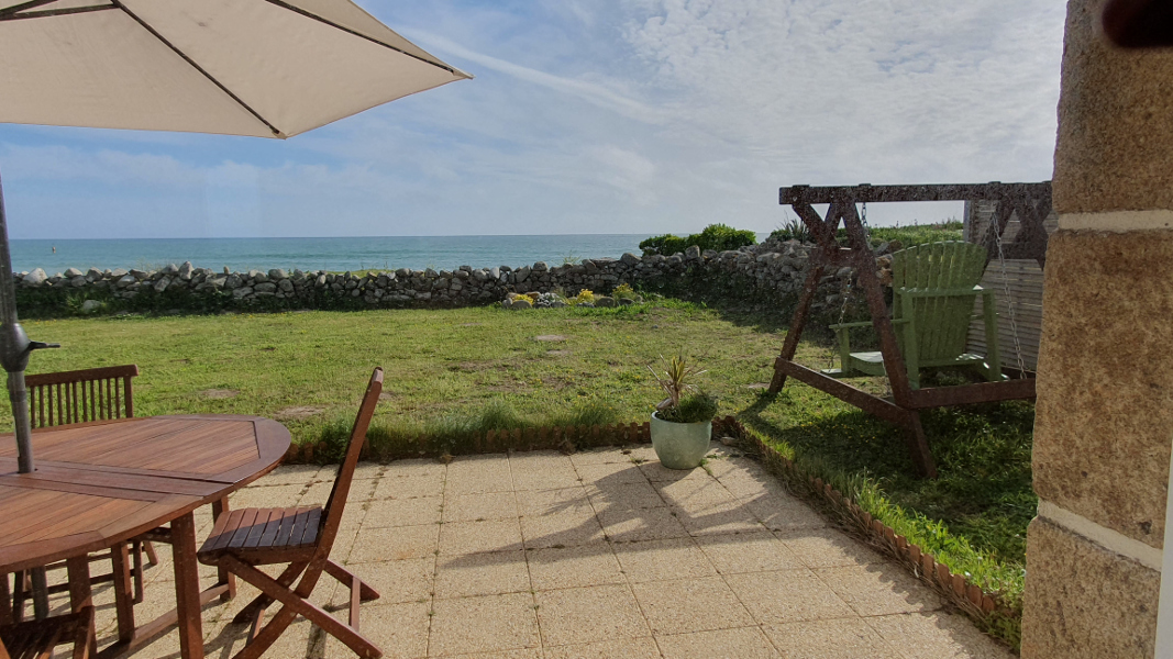 La terrasse face à la mer du gîte Ti Bili en Bretagne avec vue sans vis à vis sur la baie d'Audierne et balancelle de jardin