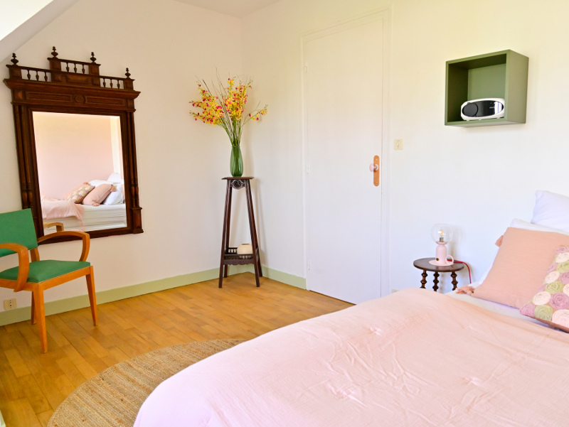 Chambre avec mobilier breton dans le gîte Ti Bili à Plouhinec dans le Finistère sud