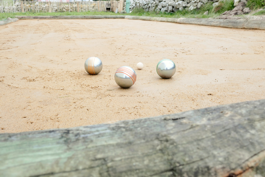 Le terrain de pétanque privé avec jeu de boules de la maison de vacances Ti Bili à Plouhinec dans le sud du Finistère