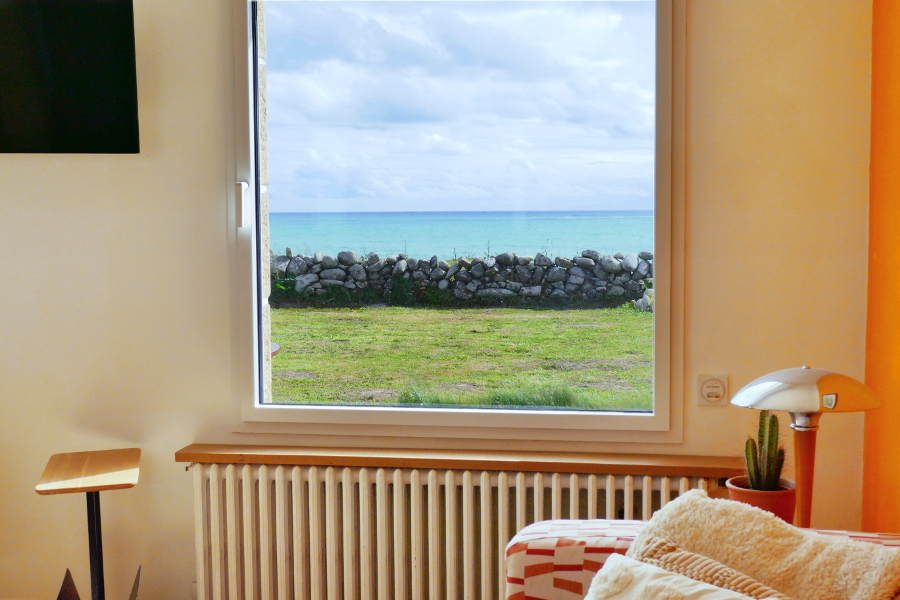 Vue sur la mer par la fenêtre du salon du gîte Ti Bili au bord de la baie d'Audierne en Bretagne