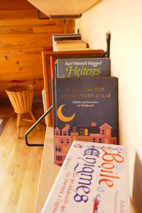 La bibliothèque de la maison de vacances Ti Bili à Plouhinec près d'Audierne dans le Finistère