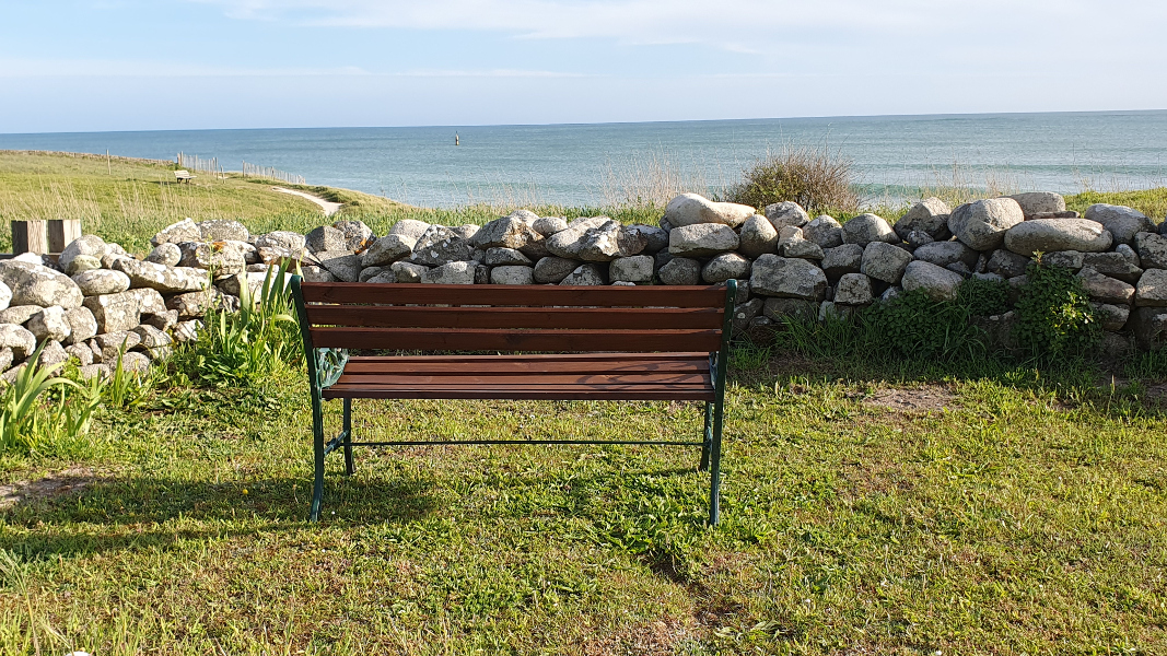 Vue sur la mer du jardin du gîte Ti Bili situé au calme et les pieds dans l'eau à Plouhinec dans le sud de la Bretagne