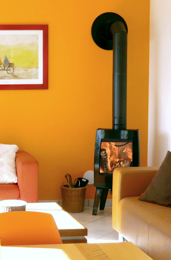 Le poêle avec cheminée à bois dans le salon du gîte Ti Bili à Plouhinec en Bretagne