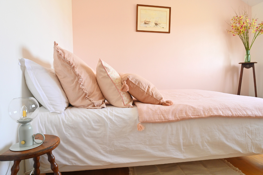 Chambre avec très grand lit dans le gîte Ti Bili à Plouhinec près d'Audierne en Bretagne
