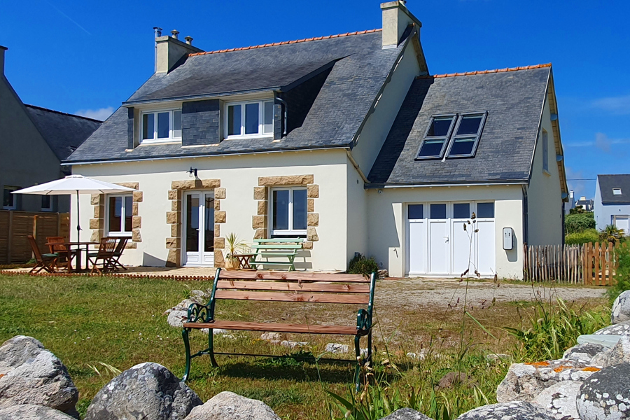 Le gîte indépendant Ti Bili à Plouhinec et son grand jardin complètement clos pour des vacances avec chien en Bretagne