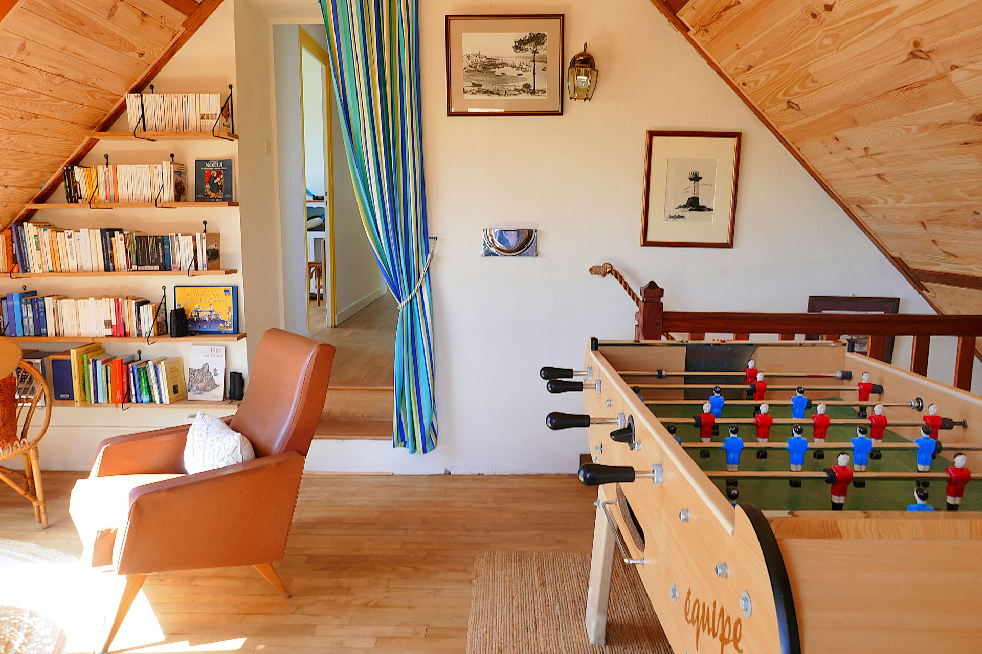 La salle de jeu avec authentique parquet en bois, baby-foot et salon du gîte Ti Bili à Plouhinec en Bretagne