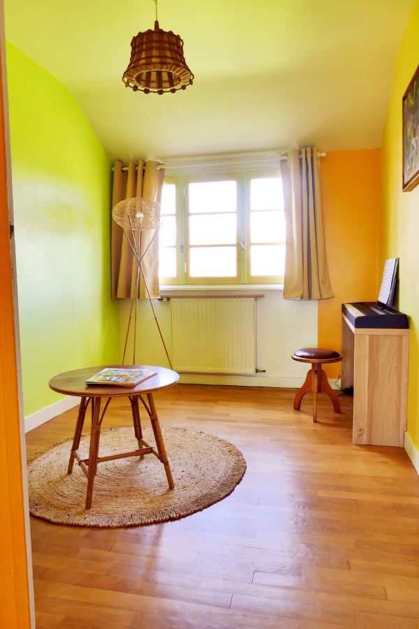La salle de musique avec piano de la maison de vacances Ti Bili à Plouhinec dans le Finistère