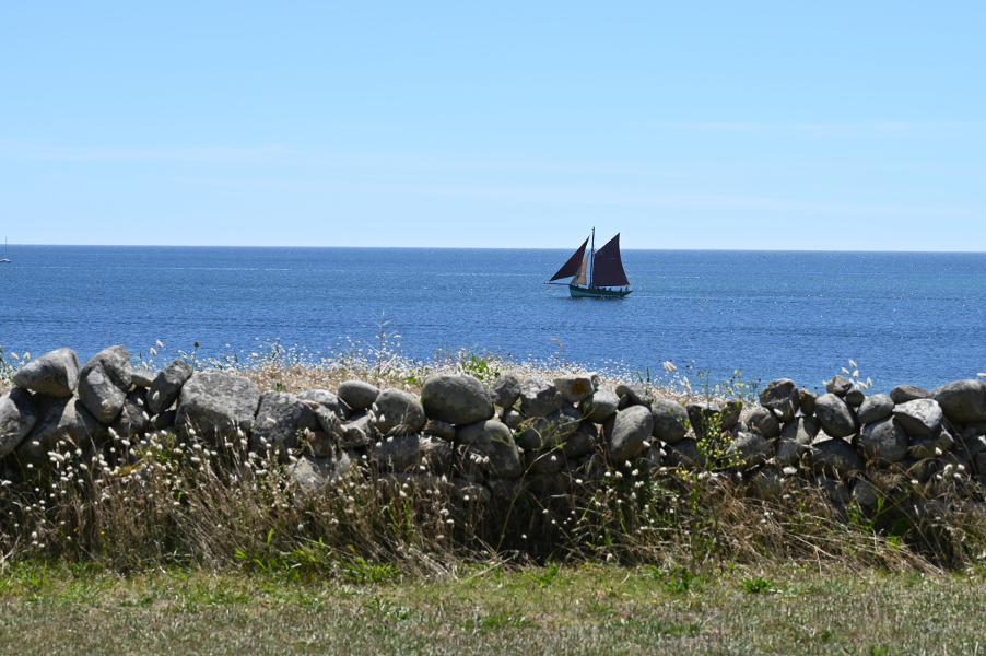 Vue imprenable sur l'océan et sur les bateaux voguant dans la baie d'Audierne du jardin du gîte vacances Ti Bili en Bretagne