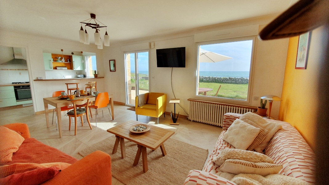 Le séjour avec vue imprenable sur la mer et accès direct à la terrasse du gîte Ti Bili dans le sud de la Bretagne