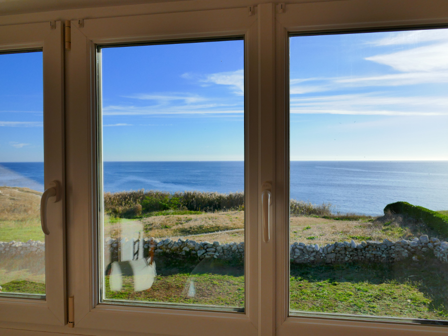 Magnifique vue sur la mer de la chambre du gîte Ti Bili à Plouhinec en Bretagne