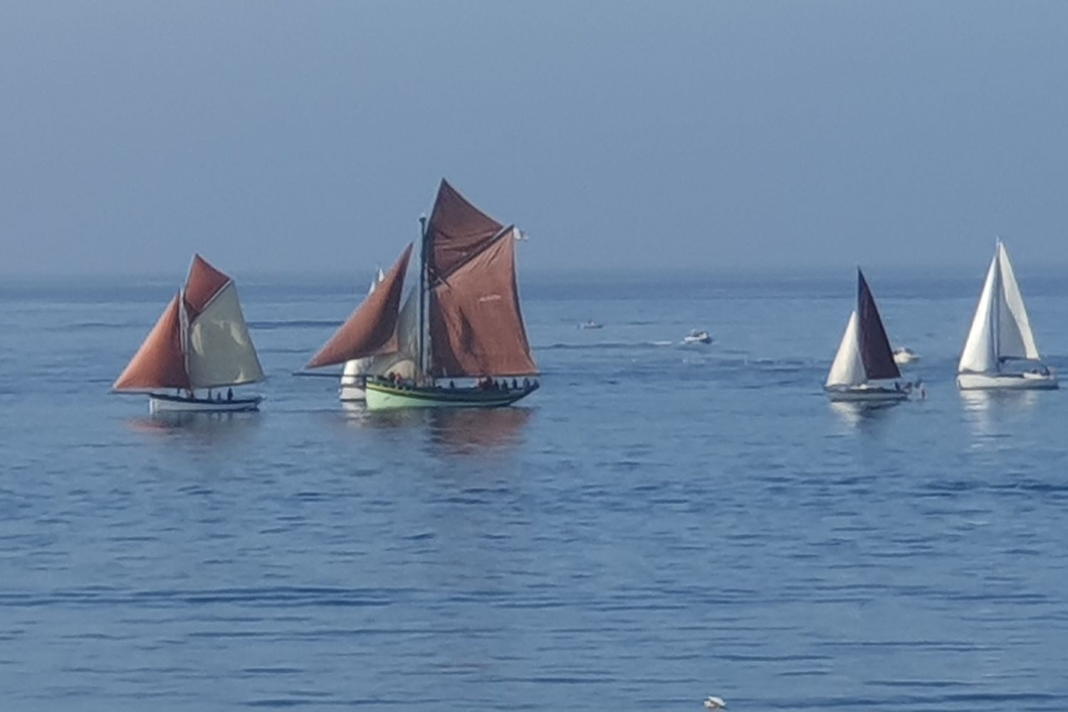 Magnifique vue sur les bateaux naviguant dans la baie d'Audierne du gîte Ti Bili au bord de la mer à Plouhinec en Bretagne