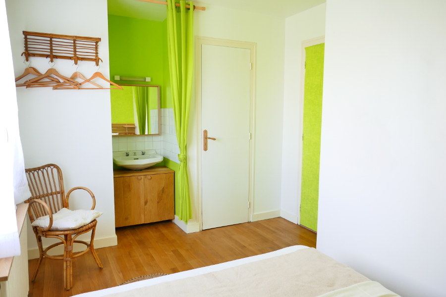 Chambre double avec lavabo dans la maison de vacances Ti Bili à Plouhinec, Finistère sud
